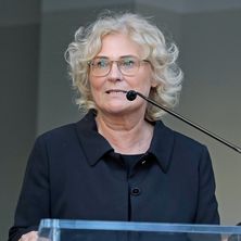 Christine Lambrecht am Rednerpult auf dem Sommerfest des Deutschen Richterbundes